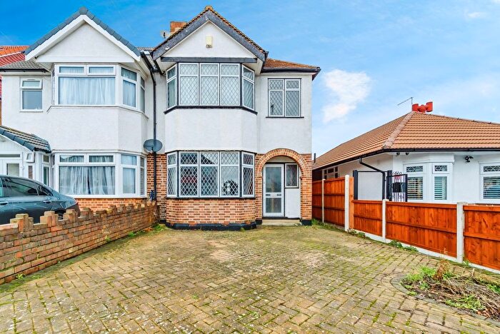 3 Bedroom End Terrace House For Sale In Chaffinch Avenue, Croydon, CR0