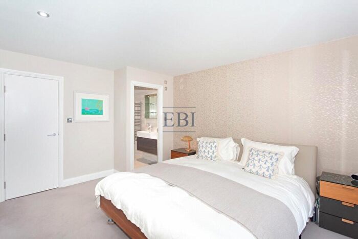 3 Bedroom Apartment For Sale In Dundee Wharf, Three Colt Street, Canary Wharf, E14
