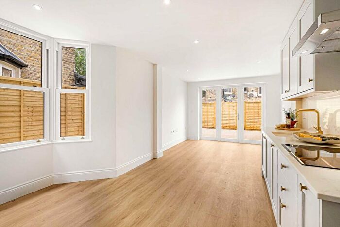 2 Bedroom Flat To Rent In Hearnville Road, Balham, SW12