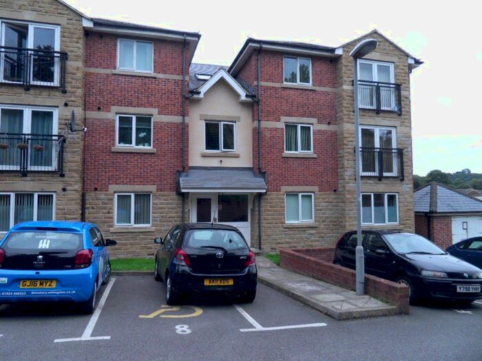 2 Bedroom Flat To Rent In College View, Dewsbury, West Yorkshire, WF13