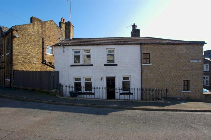 2 Bedroom Property To Rent In Shaw Street, Holywell Green, Halifax, HX4