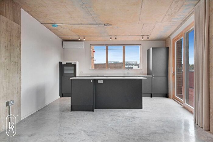 3 Bedroom Flat To Rent In London Lane, London, E8