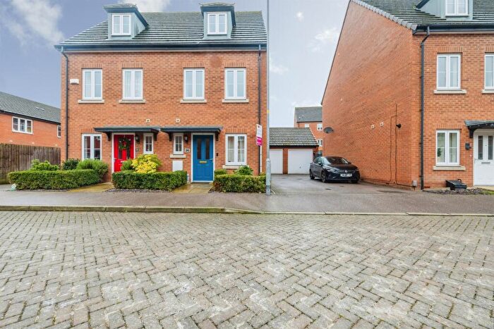 3 Bedroom Semi-Detached House For Sale In Iris Crescent, Lincoln, LN1