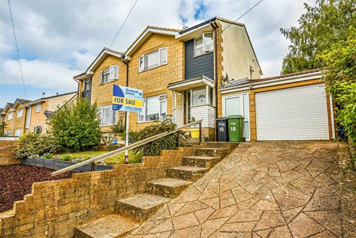 3 Bedroom Semi-Detached House For Sale In Orchard Leaze, Cam, GL11