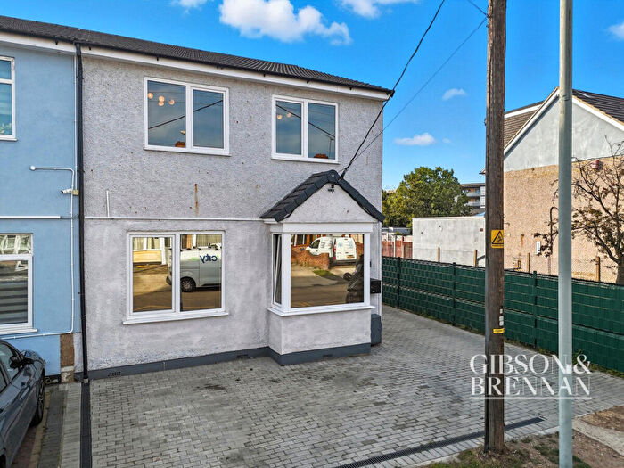 5 Bedroom Semi-Detached House For Sale In Askwith Road, Rainham, RM13