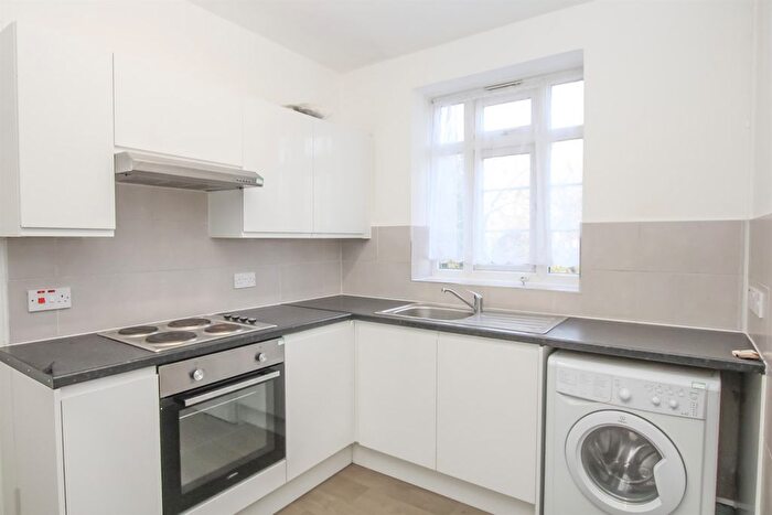 4 Bedroom Flat To Rent In Brook Lodge, North Circular Road, Golders Green, NW11