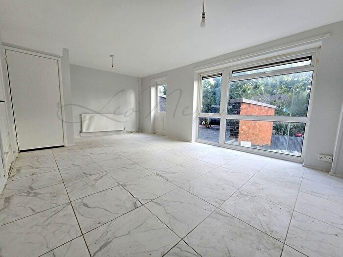 3 Bedroom Flat To Rent In Ashridge Road, Wokingham, RG40