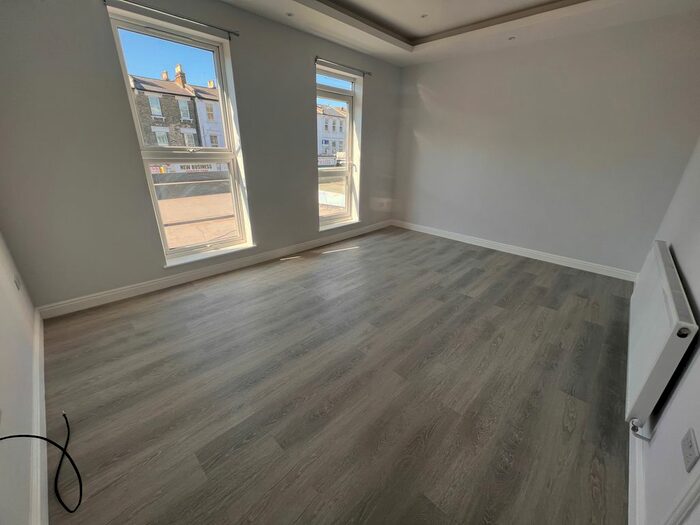 3 Bedroom Flat To Rent In Uxbridge Road, Shepherds Bush, W12