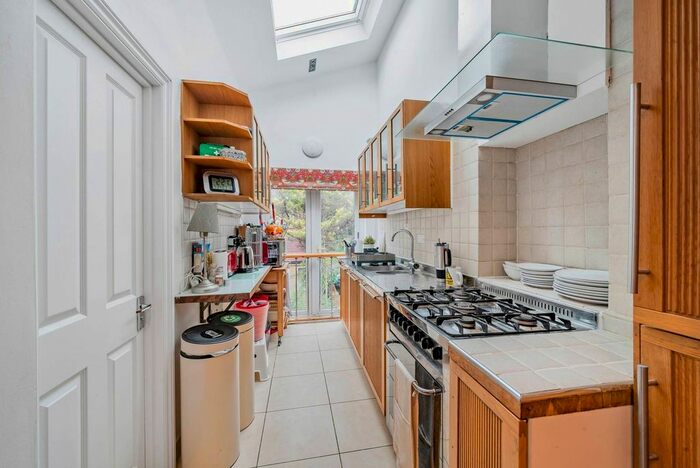 3 Bedroom Flat To Rent In Spruce Hills Road, Walthamstow, London, E17