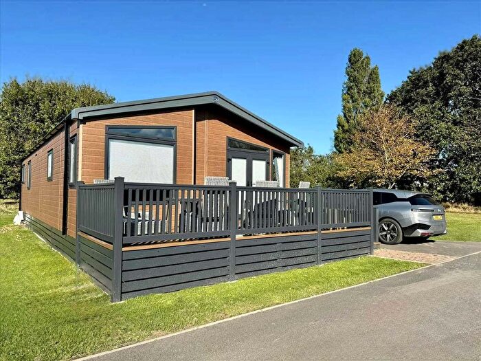 3 Bedroom Mobile/park Home For Sale In Rosewood Drive, Walton On The Naze, CO14