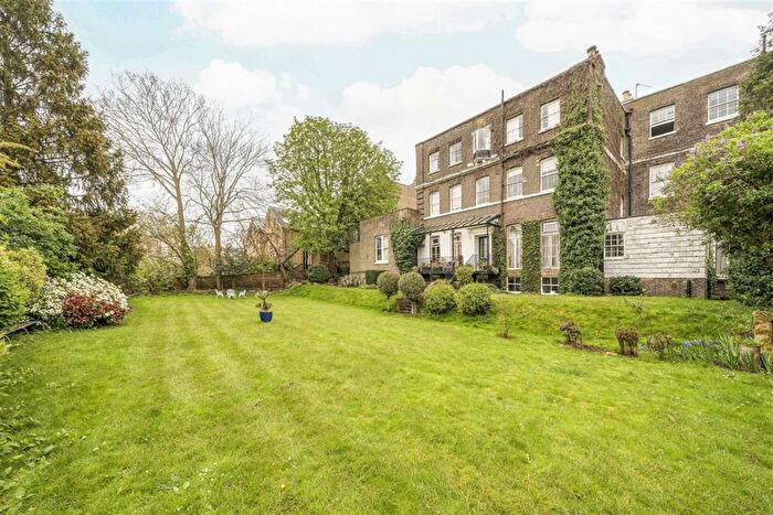 3 Bedroom Flat To Rent In West Grove, London, SE10