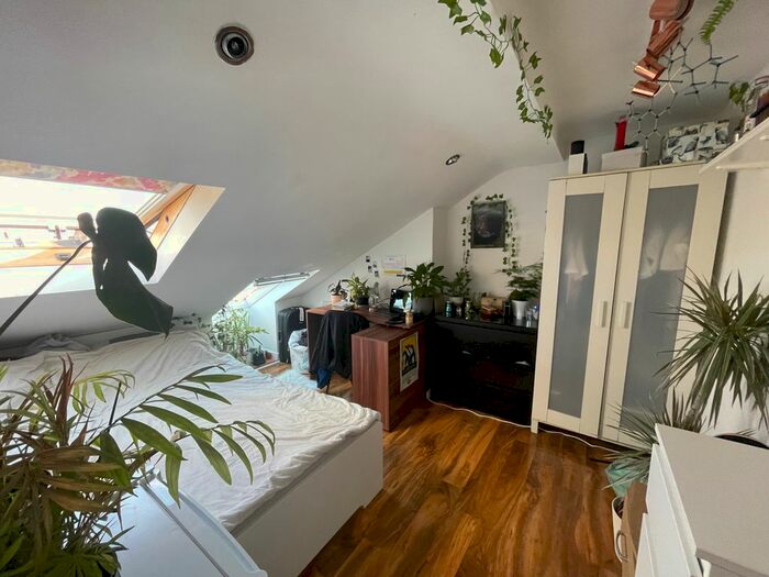 6 Bedroom Flat To Rent In Netherwood Road, West Kensington, London, W14