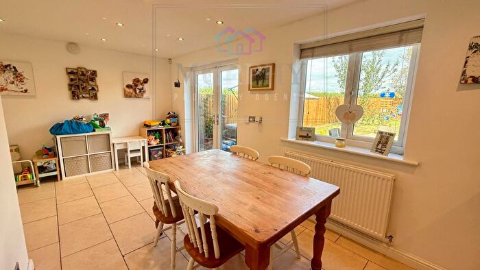 4 Bedroom Detached House For Sale In Stretton Close, Ackton, Pontefract, West Yorkshire, WF7