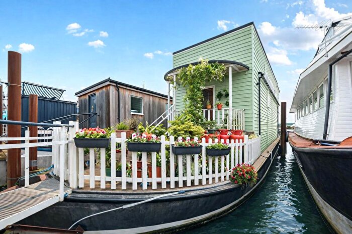 4 Bedroom Houseboat For Sale In Vicarage Lane, Port Werburgh, Rochester, ME3