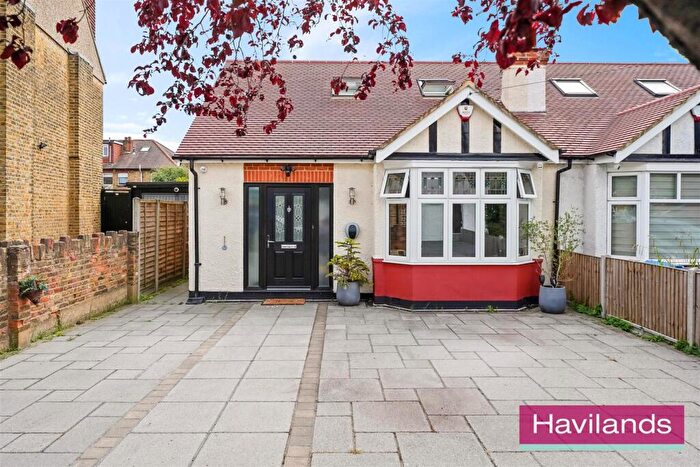 3 Bedroom Bungalow For Sale In Ash Grove, Enfield, EN1