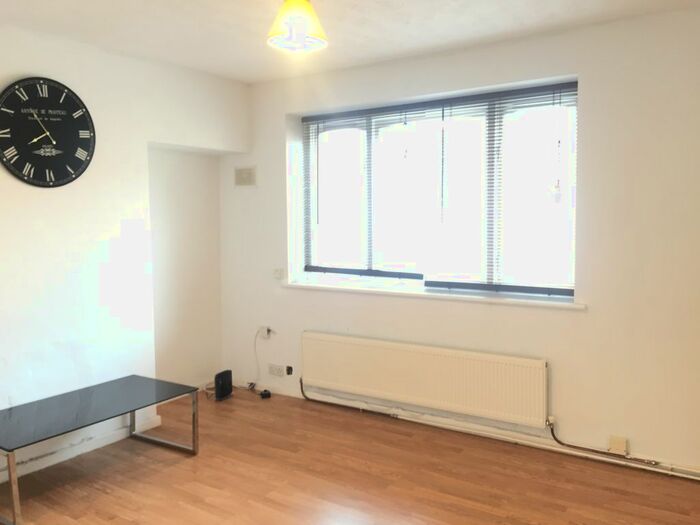 2 Bedroom Flat To Rent In Regency Court, Bradford, BD8
