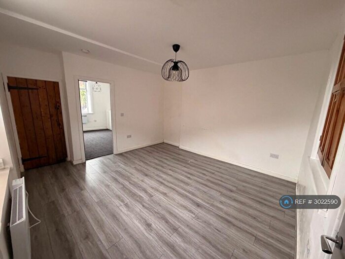 2 Bedroom Flat To Rent In Meadow Street, Hyde, SK14