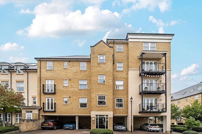 2 Bedroom Flat For Sale In Renwick Drive, Bromley, Kent, BR2