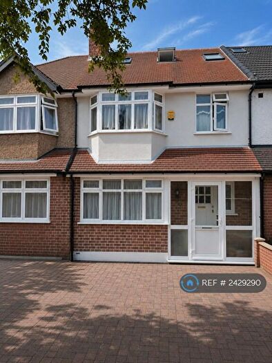 6 Bedroom Detached House To Rent In Chestnut Grove, Mitcham, CR4