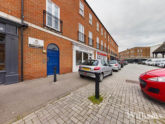 2 Bedroom Apartment For Sale In Hampden Square, Aylesbury, HP19