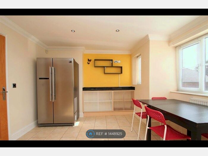 4 Bedroom Flat To Rent In Palmerstone Place, Earley, Reading, RG6