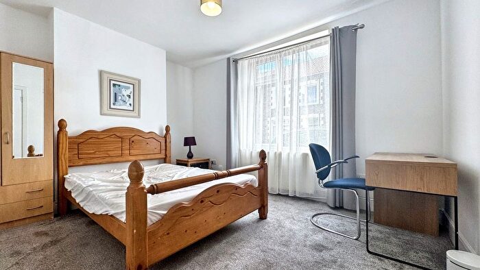 4 Bedroom Semi-detached House To Rent In Queen Street, Pontypridd, CF37