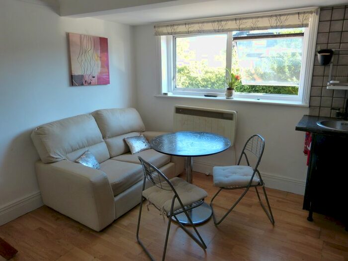 Studio To Rent In Temple Gardens, London, NW11