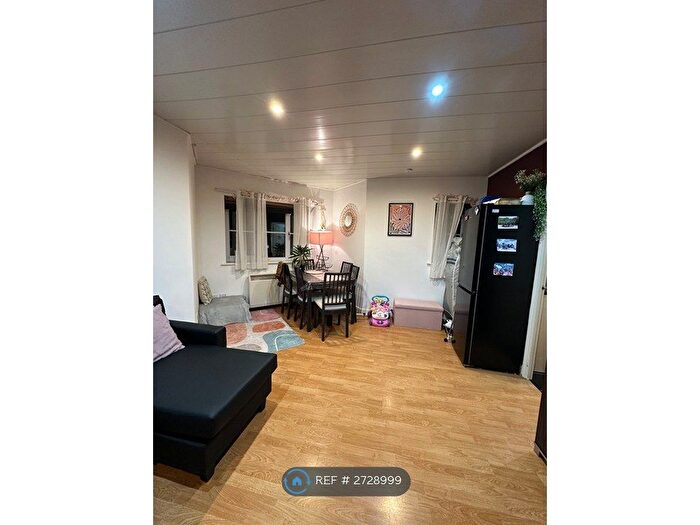 2 Bedroom Flat To Rent In Isle Of Dogs, London, E14