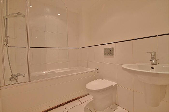 3 Bedroom Flat To Rent In Waterways, Oxford Epc Rating D, OX2