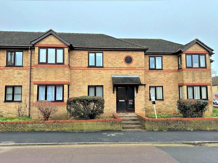 2 Bedroom Flat To Rent In Avenue Road, St. Neots, PE19
