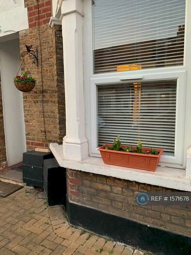 1 Bedroom Flat To Rent In Ground Floor Garden, Romford, RM7