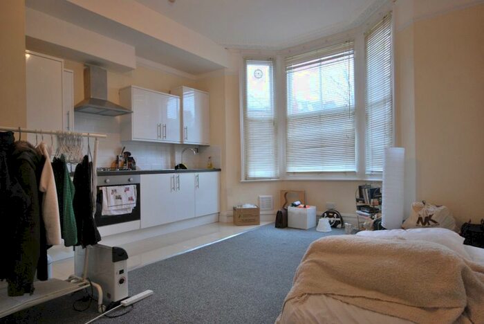 Flat To Rent In Holmdene Avenue Herne Hill, SE24