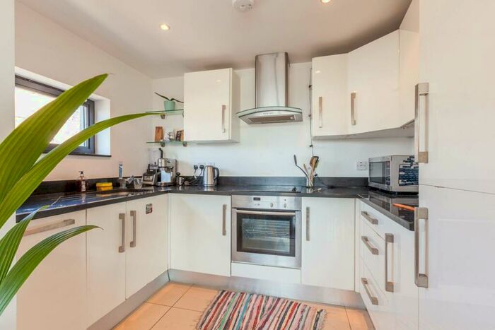 2 Bedroom Flat To Rent In Waterson Street, Hackney, London, E2