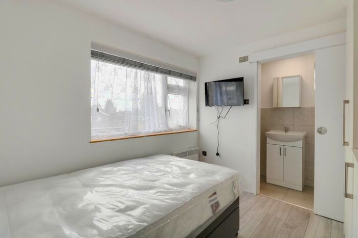 1 Bedroom Property To Rent In Rambler Close, Off Bath Road, Taplow, SL6