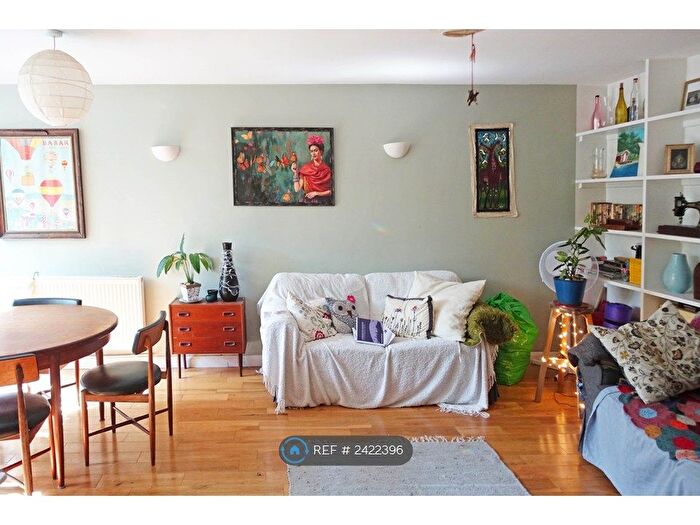 3 Bedroom Maisonette To Rent In Moorgreen House, London, EC1V