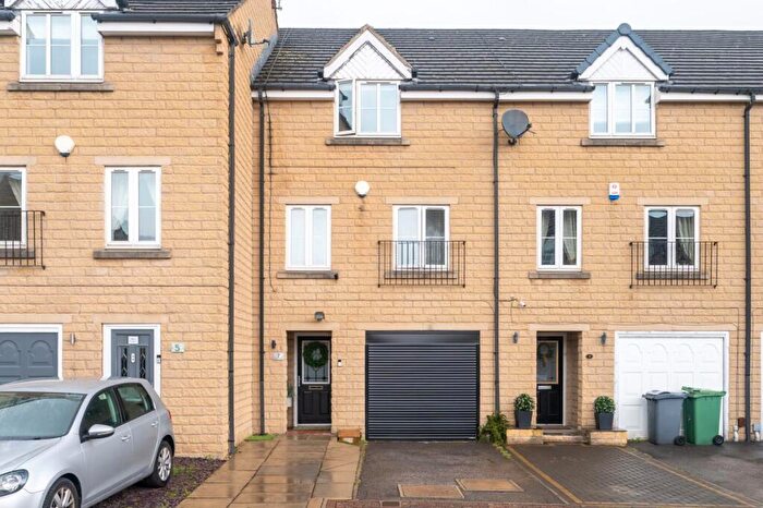 3 Bedroom Town House For Sale In Lumb Hall Way, Drighlington, BD11