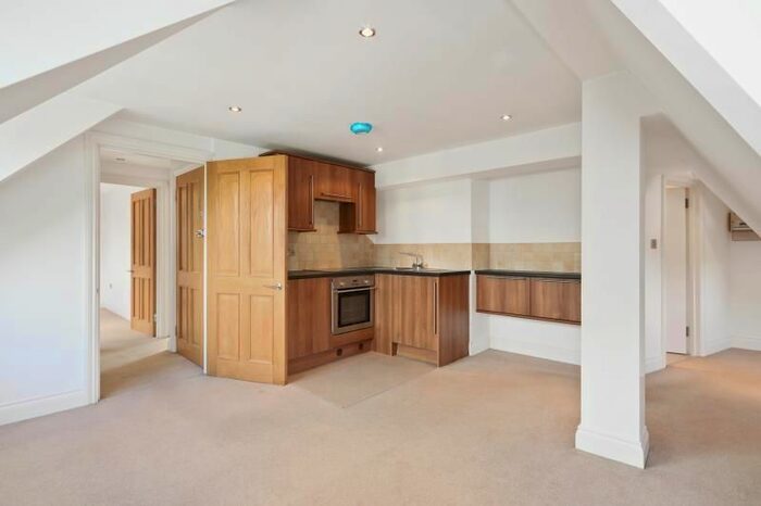 2 Bedroom Flat To Rent In Rosemount Avenue, West Byfleet, Surrey KT14