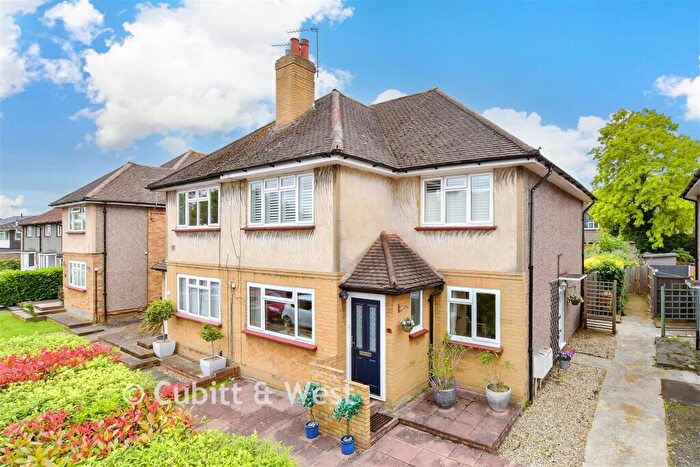 2 Bedroom Ground Maisonette For Sale In Calthorpe Gardens, Sutton, Surrey, SM1