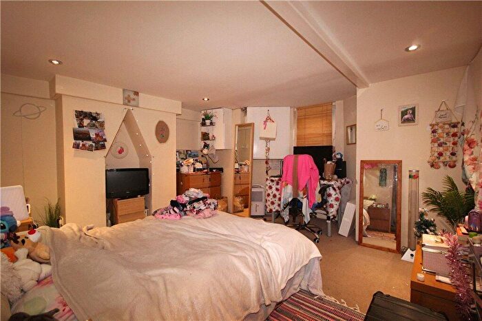 1 Bedroom Flat To Rent In Guildford Park Road, Guildford, Surrey, GU2