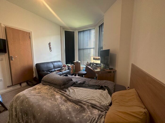 Studio To Rent In Whitefield Terrace, Flat, PL4