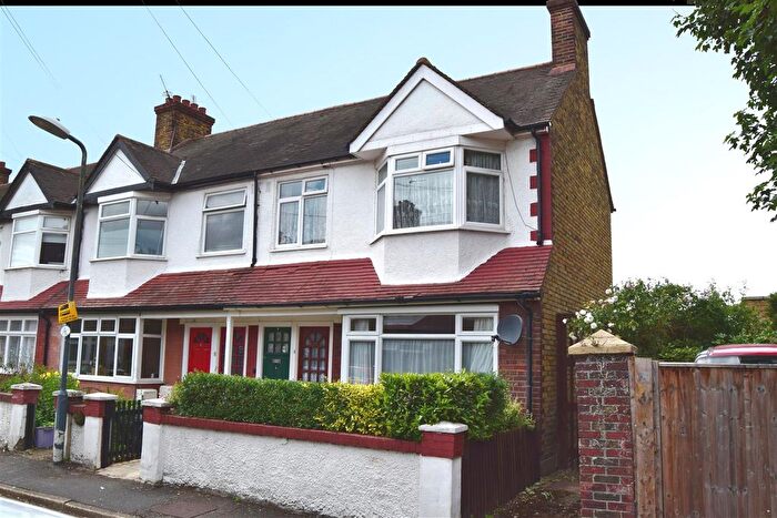 2 Bedroom Maisonette For Sale In Marlborough Close, London, SW19