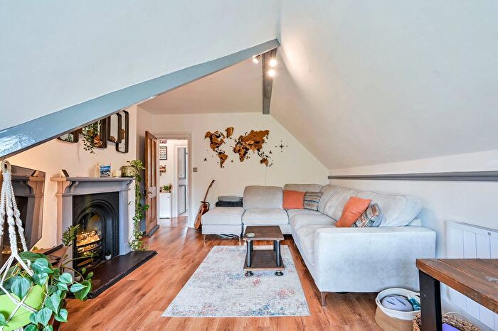 1 Bedroom Flat For Sale In Lower Edgeborough Road, Guildford, GU1