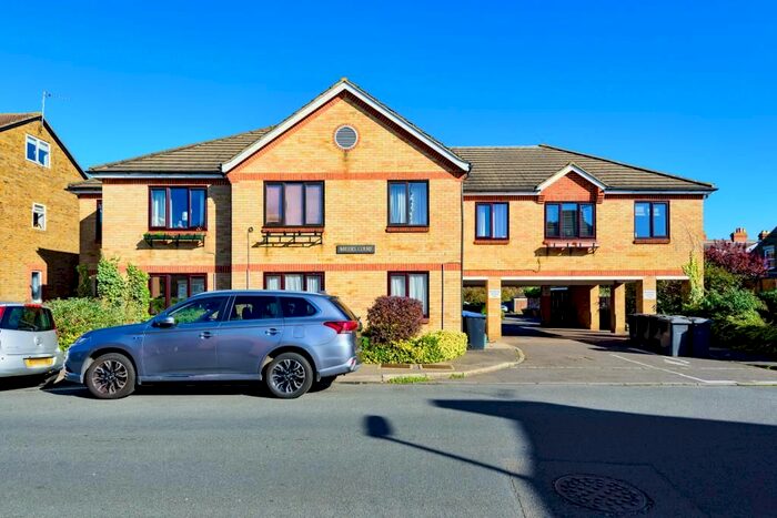 1 Bedroom Flat To Rent In Hythe Park Road, Egham, TW20