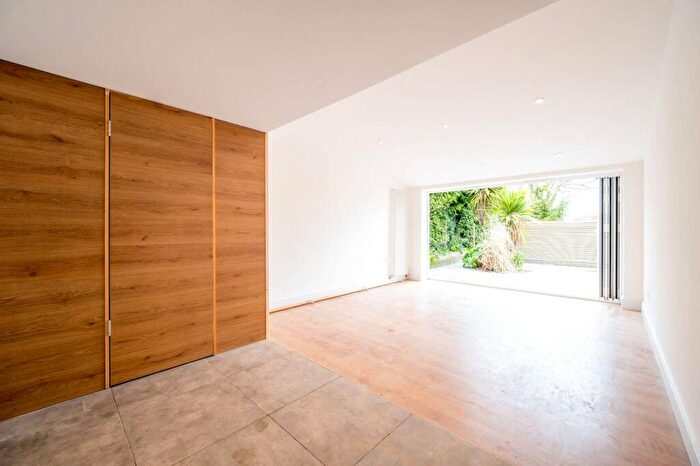 2 Bedroom Maisonette To Rent In Pewley Way, Guildford, GU1