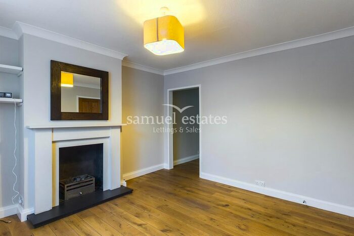2 Bedroom Cottage To Rent In Victoria Cottages, Pages Lane, Finchley, N10