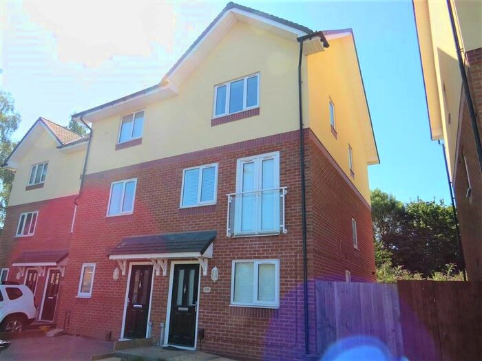 3 Bedroom Town House To Rent In Crankhall Lane, Wednesbury, WS10