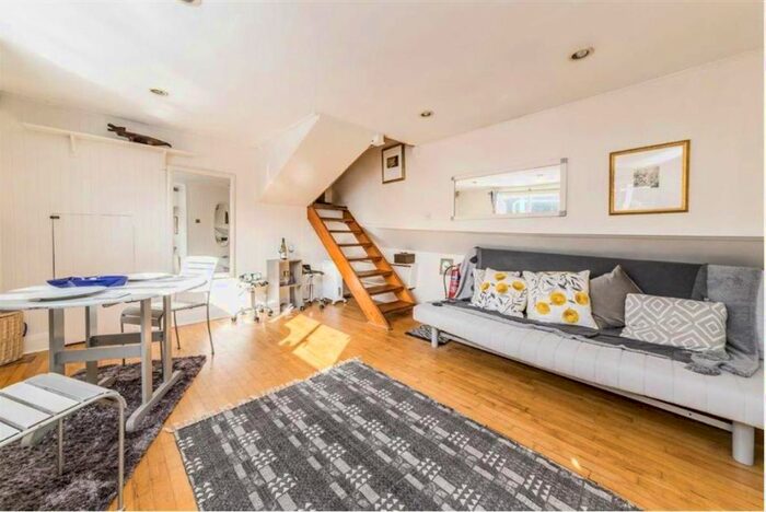 2 Bedroom Property To Rent In The Hollows, Brentford TW8