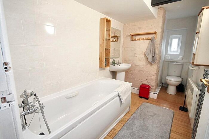 2 Bedroom Apartment To Rent In Cross Stone Road, Todmorden, OL14