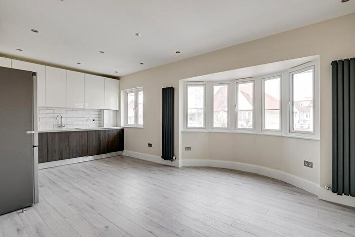 2 Bedroom Apartment To Rent In Clifton Gardens, Temple Fortune, NW11