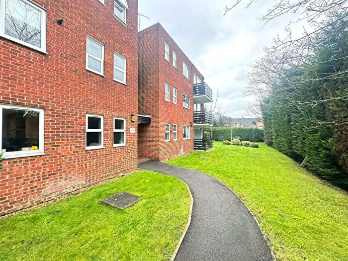 2 Bedroom Flat For Sale In Parkmore Close, Woodford Green, IG8